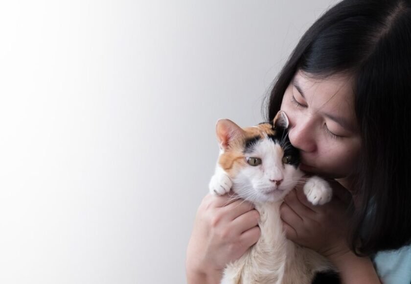 asian-woman-gently-kissing-cat_38791-144
